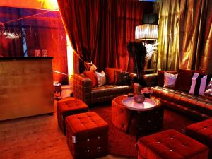 Samt Hocker mit Steinen 1